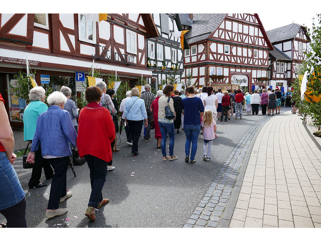 Fronleichnamsprozession durch die Straßen von Naumburg (Foto: Karl-Franz Thiede)